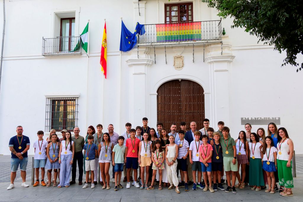 El Ayuntamiento de Tomares homenajea a los deportistas de las Escuelas Deportivas Municipales de atletismo, patinaje, tenis y esgrima