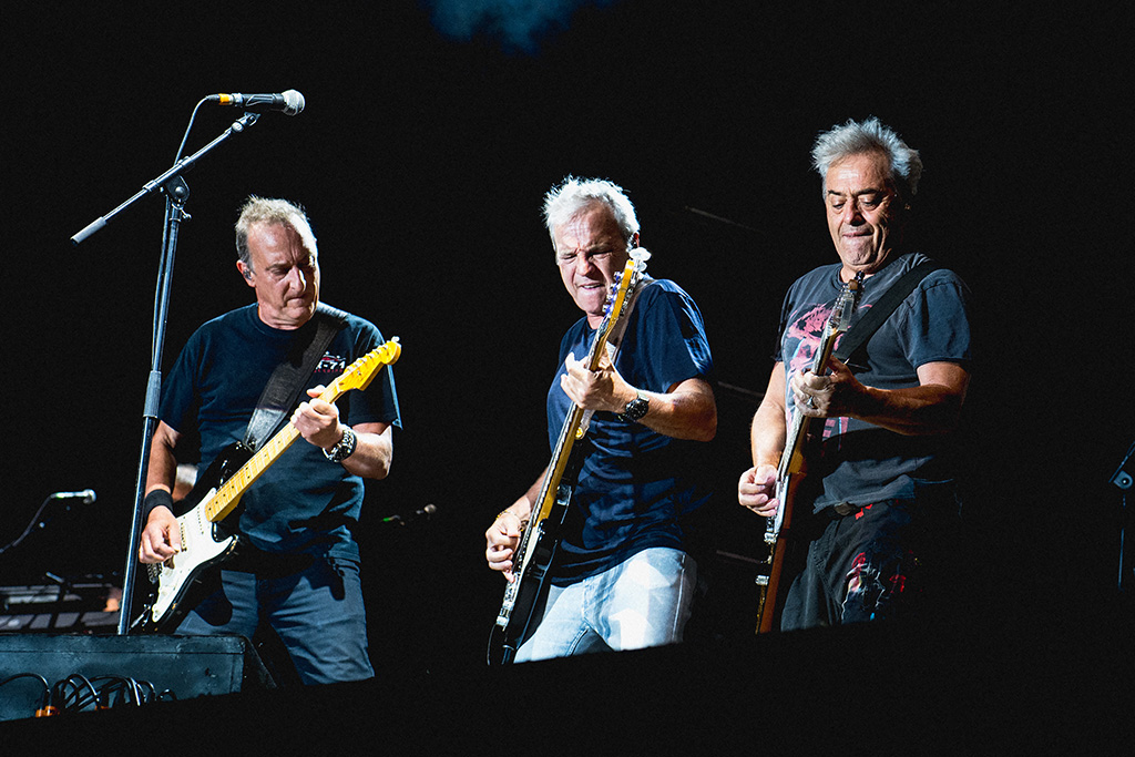 Hombres G hacen vibrar la Plaza de España en Icónica Santalucía Sevilla Fest con un directo para el recuerdo