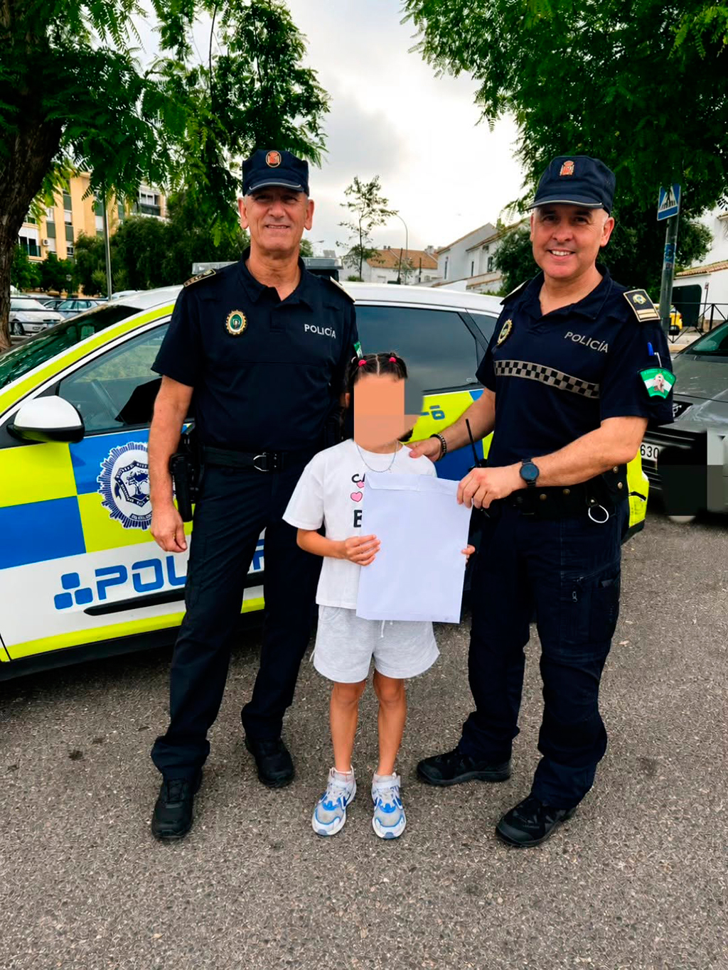 La Policía de Mairena recompensa a una niña que encontró dinero, porque “los grandes valores también tienen pequeños protagonistas”
