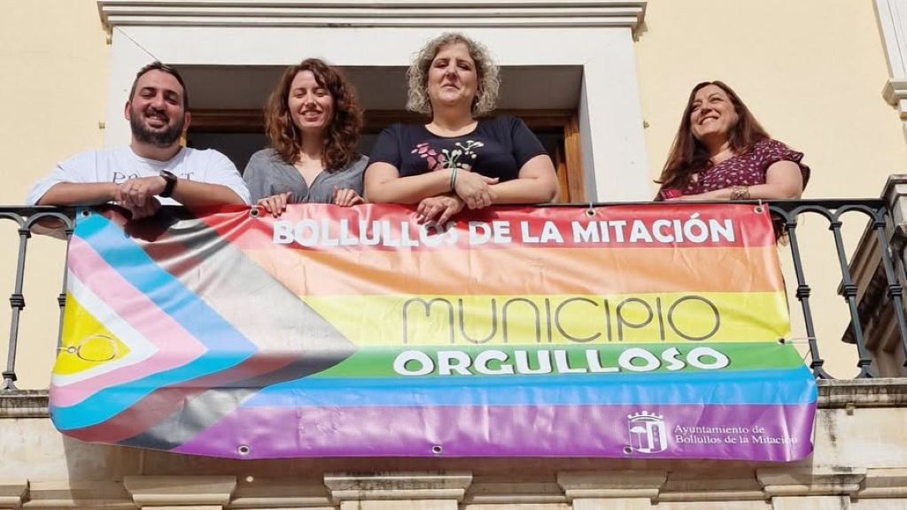 Bollullos de la Mitación reafirma su compromiso con la diversidad con la colocación de la bandera LGTBIQ+ en el Ayuntamiento