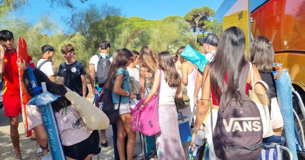 Tres autobuses vuelven a llenar de ambiente veraniego la salida semanal del programa 