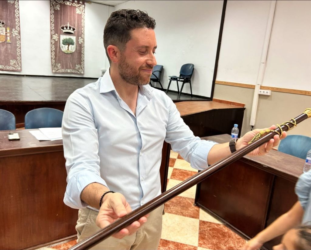 Israel Álvarez toma posesión como nuevo alcalde de Huévar del Aljarafe tras prosperar una moción de censura