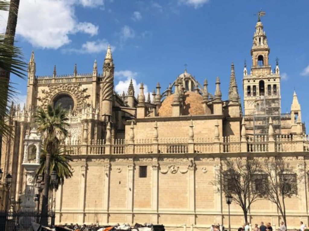 La Catedral de Sevilla y la Iglesia del Divino Salvador mejoran sus datos de visitas con respecto a 2023