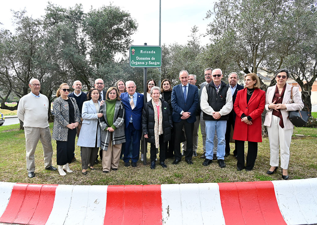 El Ayuntamiento de Tomares dedica una rotonda a los donantes de órganos y sangre del municipio