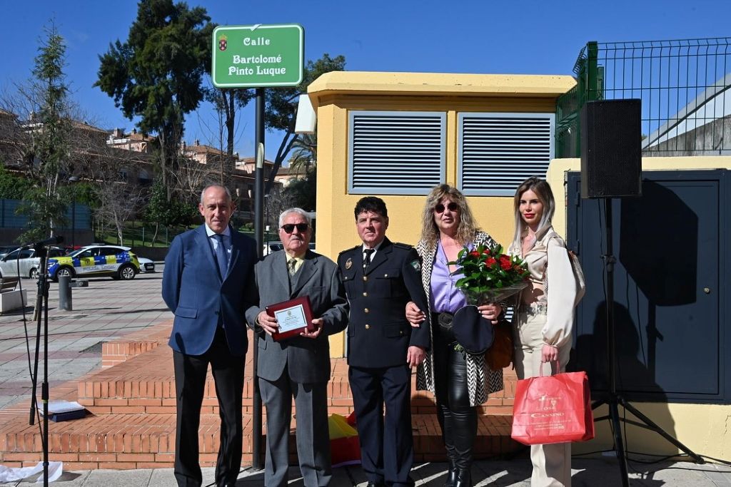 Tomares rinde homenaje a Bartolomé Pinto Luque por sus 37 años de dedicación al municipio como policía local