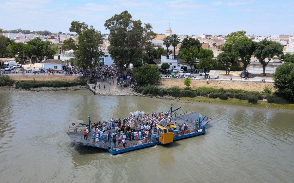Coria del Río se prepara para que las Hermandades rocieras crucen el Guadalquivir
