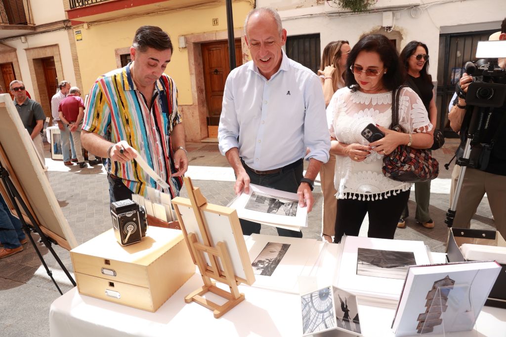Tomares, capital andaluza de la fotografía en papel con el I Mercado de Foto